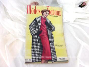 Voici la revue Modes et Travaux de Mars 1958 sur 138 pages avec des dessins et photos de superbes robes et des explications avec mini patrons pour la réalisations de nombreux vêtements ... vintages !