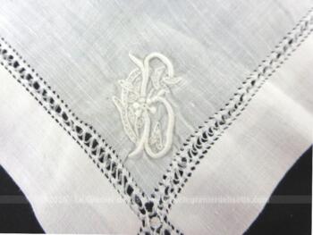 Ancien mouchoir de mariée avec les monogrammes GB ou CB et sa bordure entièrement habillée avec d'un jour de Venise très ouvragé.