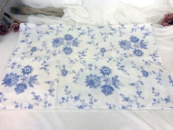 Dans un tissus ambiance shabby avec ses fleurs bleues à l'ancienne, voici une taie d'oreiller forme portefeuille de 60 x 40 cm, idéal pour une création très tendance.