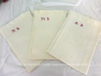 Voici un lot de 3 serviettes ou torchons de 50 x 50 cm + franges, en coton de lin brodées en fils rouge des monogrammes MD