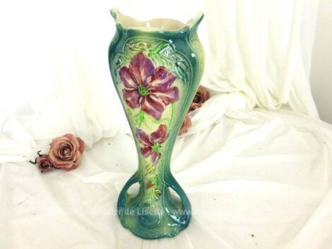 Voici un vase en barbotine numéroté et décoré de clématites roses sur fond vert d'eau et bleu lagon. L'originalité, ce sont les anses sur le socle. Très tendance shabby !