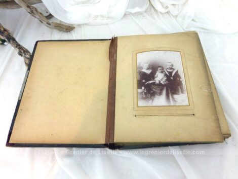 Ancien album photos en cuir datant de la fin du XIX°sur 12 pages avec 29 photos et 16 images pieuses de décès .