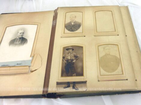 Ancien album photos en cuir datant de la fin du XIX°sur 12 pages avec 29 photos et 16 images pieuses de décès .