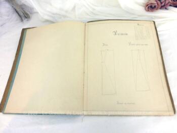 Sur 26 x 33 cm, voici un ancien cahier de cours de patron pour une élève en classe de couture. Impossible à dater mais les modèles dessinés correspondraient aux années 30/40.
