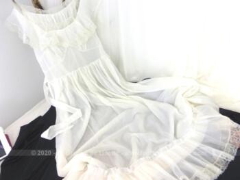 Voici un beau déshabillé ou chemise de nuit vintage de la marque Lejaby en Nylon blanc ivoire, pour une taille 40 ou 42.
