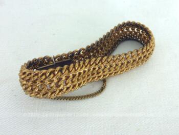 Beau bracelet plaqué or en mailles américaines de 20.5 cm de long sur 1.5 cm de large, fermoir à clips et chaine de sécurité.