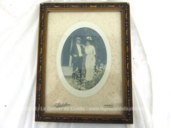 Ancien cadre carré à poser de 20.5 x 26.5 cm avec moulures en plâtre pour mettre en valeur la photo ovale datant du début du XX° d'un couple en habit.