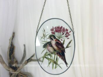 Voici un cadre à suspendre avec une chaine et réalisé à partir d'un verre décoré d'oiseaux et cerclé par du plomb.