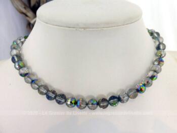 Ancien collier ras de cou réalisé en perles de verre irisées à multi facettes montées sur une fine chaine métallique.