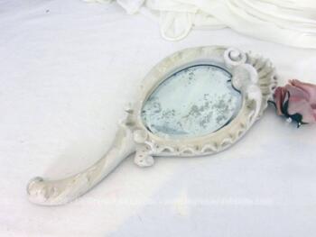Ancien face à main fin datant de la fin du XIX° réalisé en bois sculpté et patiné shabby avec un miroir biseauté au tain restauré. Pièce unique.