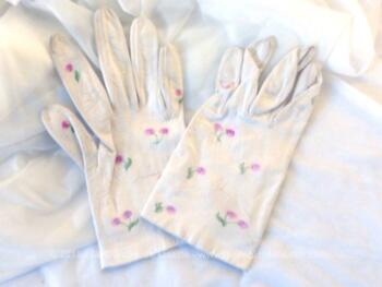 Ancienne paire de gants cuir léger et doux de couleur blanc/ivoire décorée de petites fleurs roses pour des mains fines.