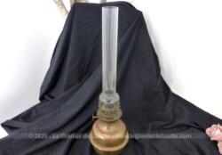 Ancienne lampe à huile en cuivre de 18 cm de haut et son tube verre de 26 cm.