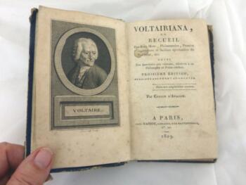 Très ancien livre Voltairiana ou Recueil des Bon mots, Plaisanteries, Pensées Ingénieuses ou Saillies Spirituelles de Voltaire par Cousin d'Avalon et daté de 1809.