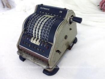 Ancienne machine à calculer de la marque Olpimatic SK de 14 x 12 x 15 cm et 2.1 kg pour une décoration vraiment vintage et originale !