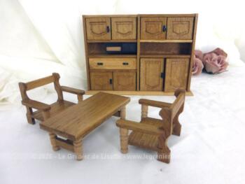 Meubles cuisine ou salle à manger en bois pour poupée comprenant un buffet avec 4 portes en haut et 4 en bas, une table et deux chaises.