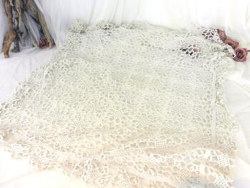 Ancien napperon ou sur nappe carré réalisé au crochet en fil de coton épais aux dessins d'arabesques sur 95 x 95 cm. Pièce unique.