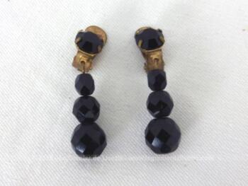 Ancienne paire de boucles d'oreille vintage des années 50/60 décorée chacune d'une brandeloque réalisée avec 3 perles de verre noires de taille croissante.