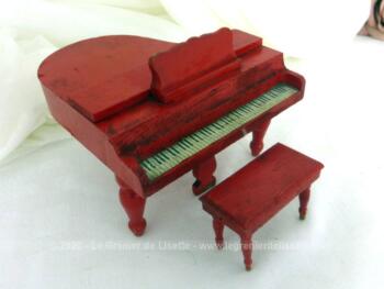 Voici un ancien piano à queue en bois peint en rouge, pour maison de poupées fait main et daté de 1932 avec son tabouret !