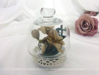 Une ancienne ventouse à téton habillée de dentelle, une tige décorée de boutons de fleurs en cire avec ses feuilles, et voici un globe de mariée miniature et pièce unique.