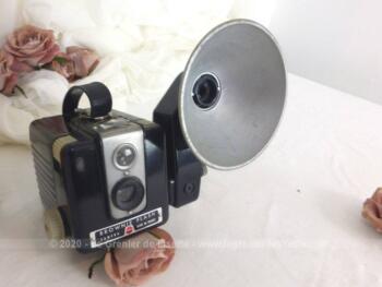 Voici un appareil photo ancien de la marque Kodak, modèle Brownie Flash - Caméra - Made in France et son flash à installer sur le coté.