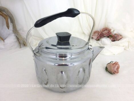 Superbe et décorative, voici une bouilloire vintage en aluminium déjà prête pour faire bouillir votre eau et préparer tranquillement votre thé.