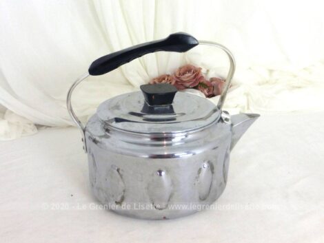 Superbe et décorative, voici une bouilloire vintage en aluminium déjà prête pour faire bouillir votre eau et préparer tranquillement votre thé.