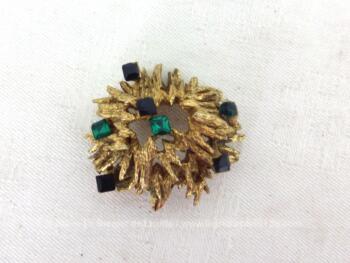 Superbe et originale broche vintage dorée composé d'un assemblage de filaments et décorés avec des petits brillants verts et noirs.