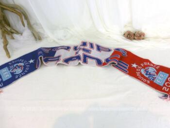 Voici une écharpe de le FFF qui a fait le bonheur des supporters de l'Equipe de France lors de la Coupe du Monde en 2002.