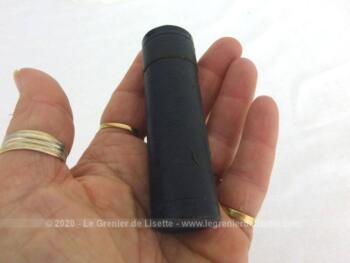 Ancien Porte Louis d'Or datant de la fin XIX ou début XX°, tube cylindrique en laiton gainé de cuir noir avec les inscriptions en doré des chiffres 10 et 1000 .