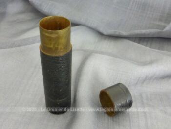 Ancien Porte Louis d'Or datant de la fin XIX ou début XX°, tube cylindrique en laiton gainé de cuir noir avec les inscriptions en doré des chiffres 10 et 1000 .