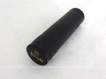 Ancien Porte Louis d'Or datant de la fin XIX ou début XX°, tube cylindrique en laiton gainé de cuir noir avec les inscriptions en doré des chiffres 10 et 1000 .
