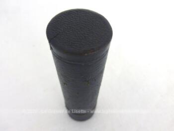 Ancien Porte Louis d'Or datant de la fin XIX ou début XX°, tube cylindrique en laiton gainé de cuir noir avec les inscriptions en doré des chiffres 10 et 1000 .