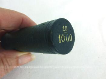 Ancien Porte Louis d'Or datant de la fin XIX ou début XX°, tube cylindrique en laiton gainé de cuir noir avec les inscriptions en doré des chiffres 10 et 1000 .