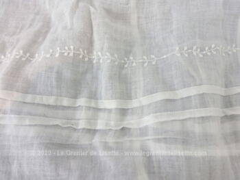 Ancienne robe de communiante fait main avec dentelle, broderies et plis religieuse, à porter sous l'aube et jupon.