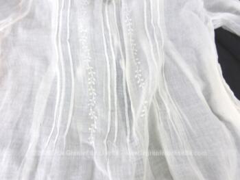Ancienne robe de communiante fait main avec dentelle, broderies et plis religieuse, à porter sous l'aube et jupon.