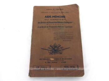 Voici un livret Aide Mémoire du Candidat de Préparation Militaire Elémentaire et au Brevet de Préparation Militaire Supérieur pour la période 1935-1936.