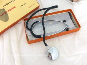 Voici un superbe et ancien stéthoscope cardiophone de Laubry dans son coffret avec certificat de garantie daté de 1983.