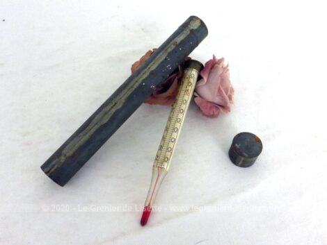 Voici un ancien grand thermomètre à mercure de 17 cm de long avec un embout en laiton et une graduation jusqu'à 100 avec 90 en rouge et son étui en zinc.