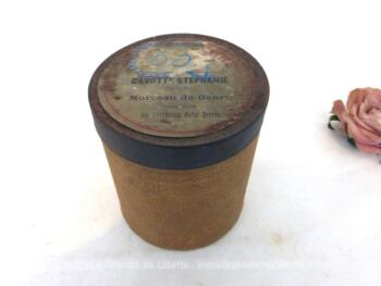 Pour phonographe, voici une ancienne boite vide à cylindre Pathé n°63 portant l'étiquette "Gavotte Stéphanie" par Czibulka, Morceaux de Genre et exécuté par l'orchestre Pathé Frères.