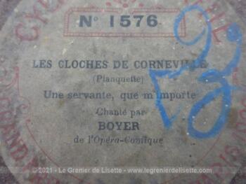 Pour phonographe, voici une ancienne boite vide à cylindre Pathé n°1576 portant l'étiquette "Les Cloches de Corneville" par Planquette, "Une servante, que m'importe"" chanté par Boyer de l'Opéra Comique.