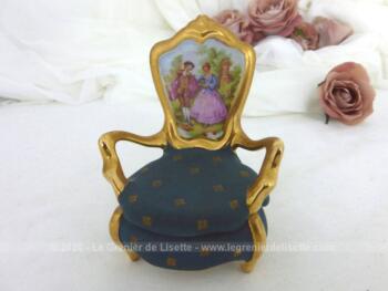 Originale bonbonnière en forme de fauteuil en porcelaine de Limoges avec un décor de scène au dossier le tout sur une belle imitation de tissus Empire.