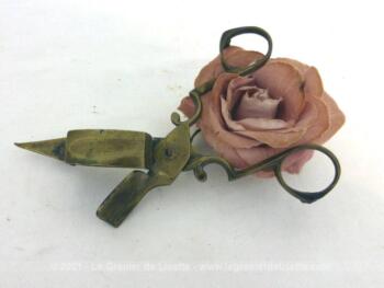 Voici une ancienne paire de ciseaux mouchette en laiton datant de la fin du XIX° ou début XX°, utilisée pour éteindre les bougies.