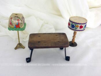Voici un lot de miniatures pour maison de poupée composé d'une table de salon et ses 2 lampes, le tout datant des années 30 et faits à la main. Pièces uniques.