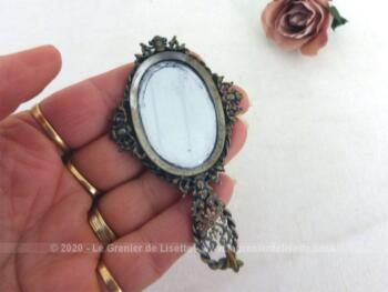 Sur 8.5 cm de long, voici un adorable et original petit miroir face à main décoré de belles volutes et décorations en métal sur le pourtour et le manche.