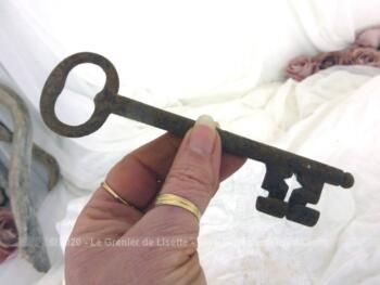 Voici une ancienne grosse clé de manoir paneton forme Etoile de 15.5 cm de long avec toute sa belle patine d'origine remplie d'authenticité.