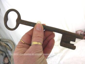 Ancienne et imposante clé de manoir de 17 cm de long avec toute sa belle patine d'origine remplie d'authenticité.