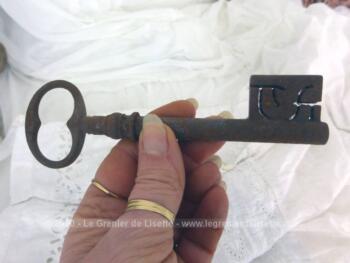 Ancienne lourde clé de manoir avec un paneton en forme de Labyrinthe de 14.5 cm de long avec toute sa belle patine d'origine remplie d'authenticité.