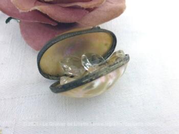 Voici un mini et ancien oeuf en nacre qui daterait du XIX°, époque Napoleon III et rempli de pampilles en verre forme diamant.