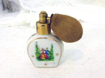 Voici un vaporisateur miniature en porcelaine de Limoges décoré de scènes galantes. Pour décoration..