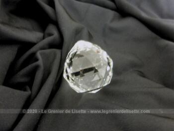 Voici une grosse pampille ronde à facette avec le fond légèrement plat et le haut en petit dôme en cristal de 4 cm de diamètre.